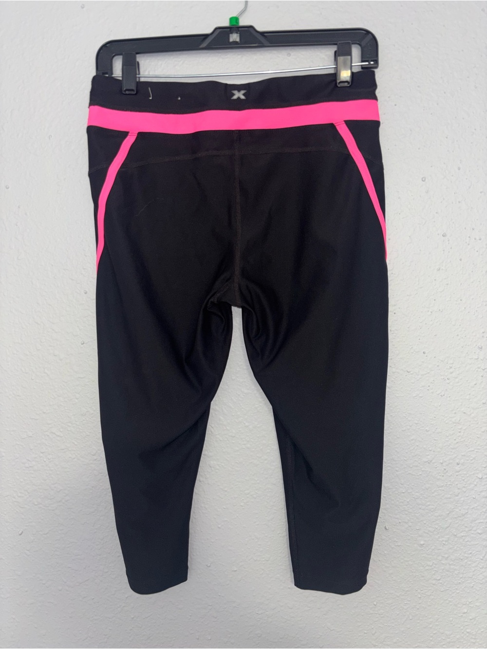 Xersion Black Capri Leggings with Hot Pink Accents